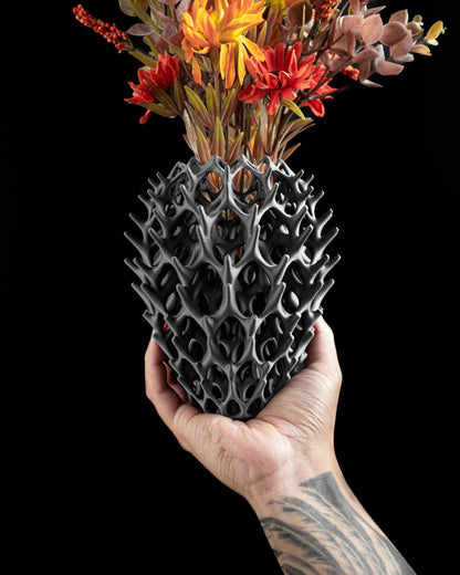 modern vase, minimalist sculptural flower holder, tabletop mantelpiece shelf decorative