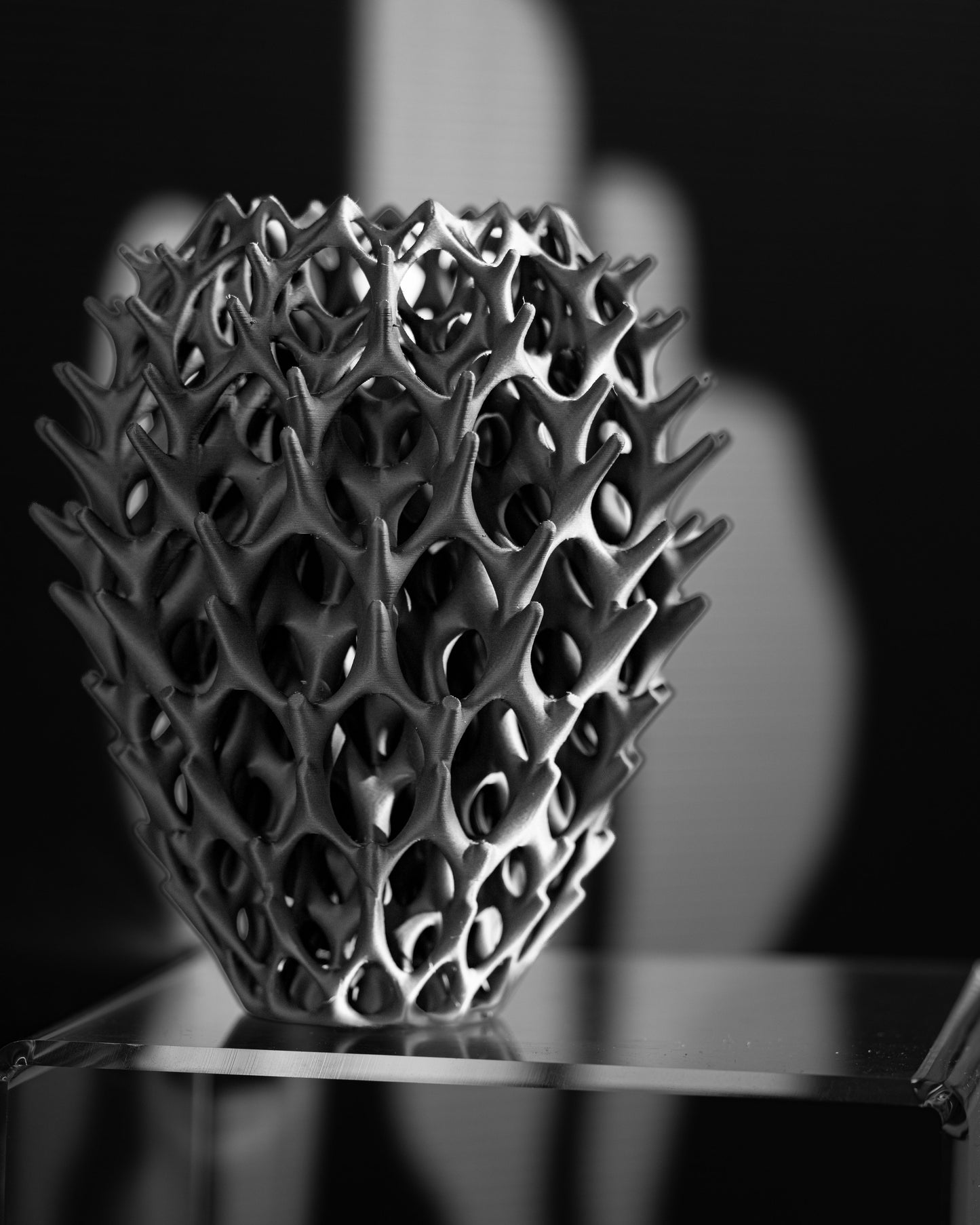 modern vase, minimalist sculptural flower holder, tabletop mantelpiece shelf decorative