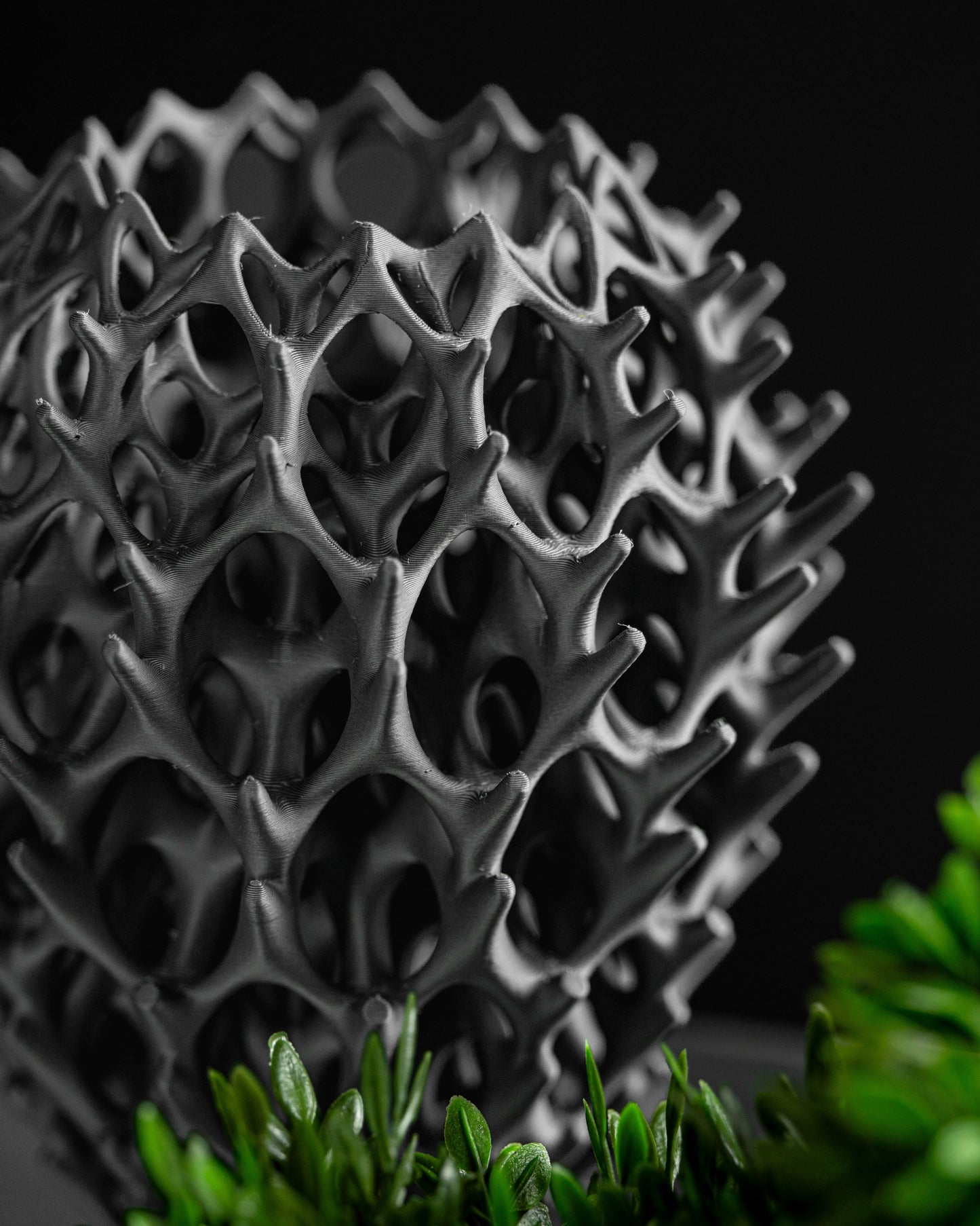 modern vase, minimalist sculptural flower holder, tabletop mantelpiece shelf decorative