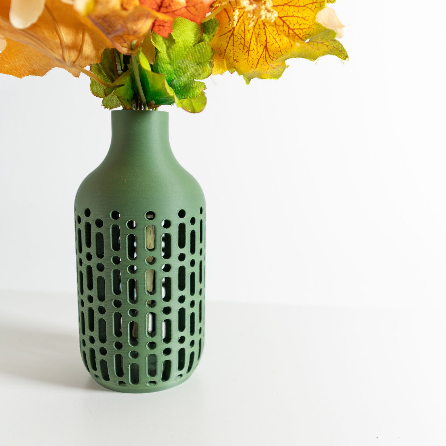 modern vase, minimalist Japandi, sculptural shelf decor, elegant bud arrangement