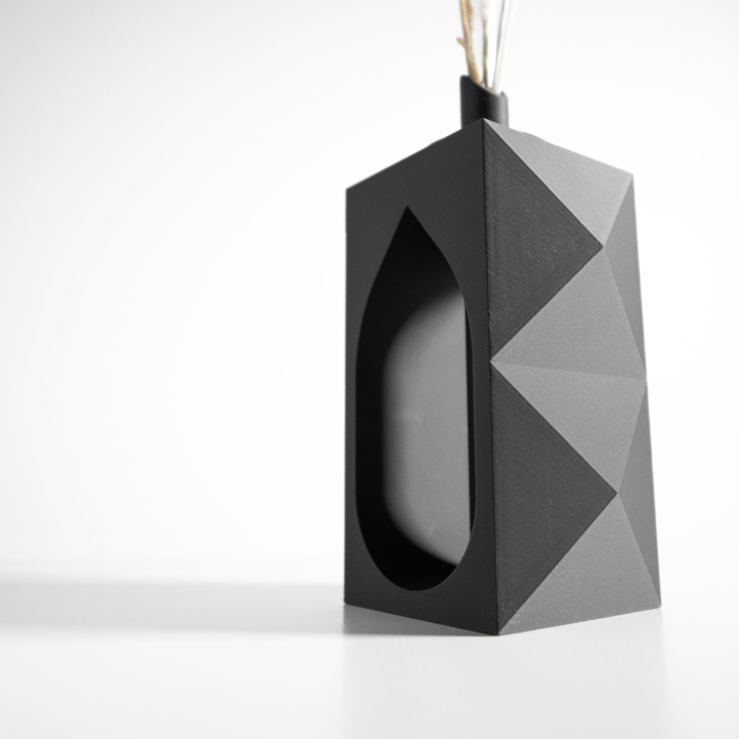 Vase Curved Organic Silhouette, Single-Stem Holder, Modern Table Accent, Lightweight Wabi Sabi Design