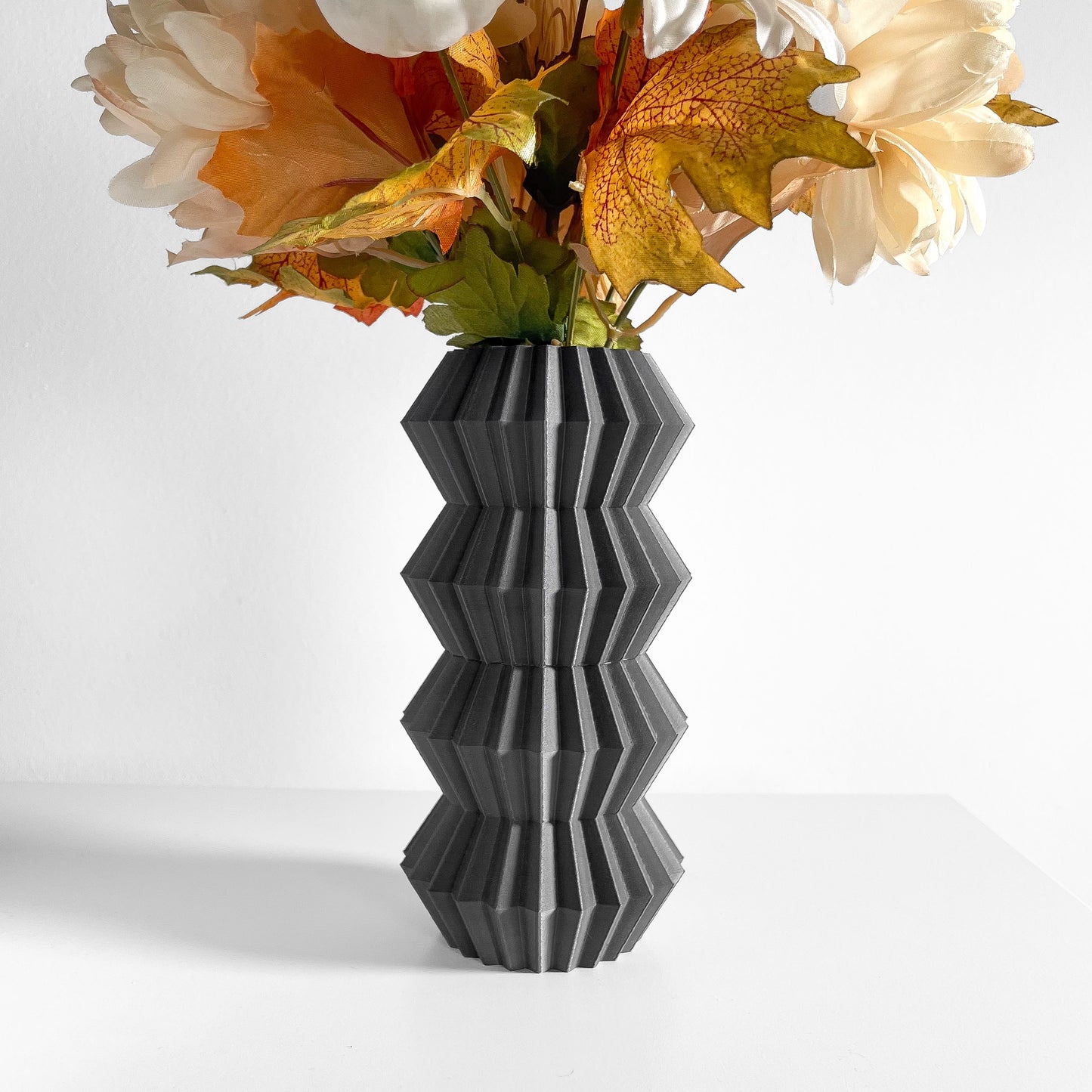 modern vase, ripple silhouette centerpiece, dining arrangement, tabletop accent, elegant