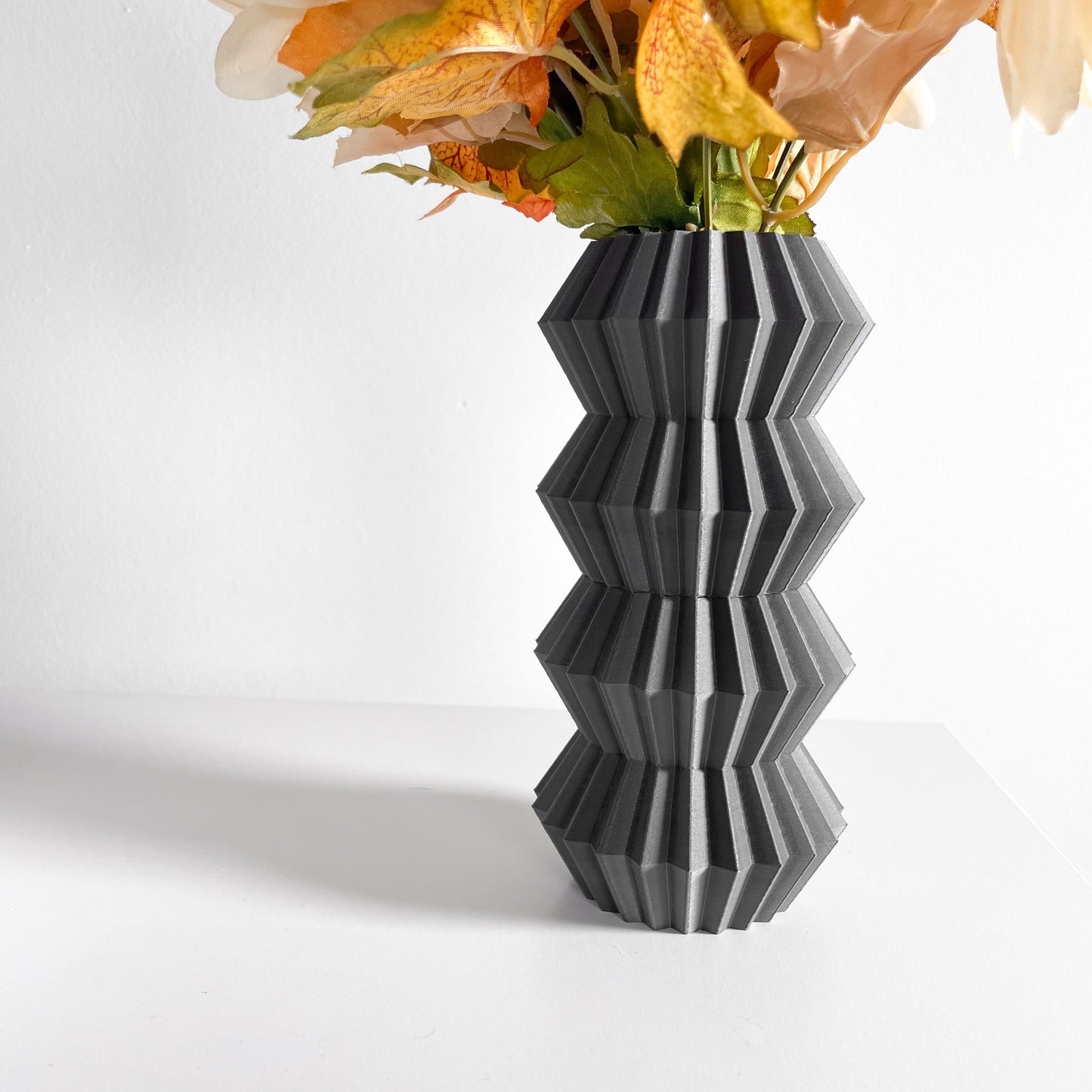 modern vase, ripple silhouette centerpiece, dining arrangement, tabletop accent, elegant