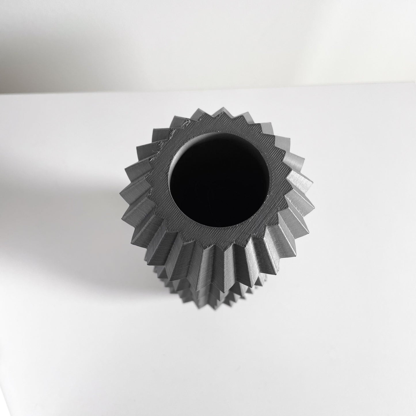 modern vase, ripple silhouette centerpiece, dining arrangement, tabletop accent, elegant