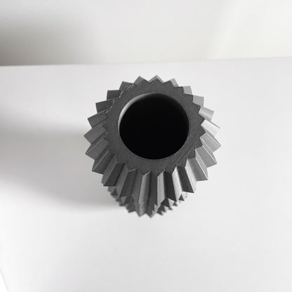 modern vase, ripple silhouette centerpiece, dining arrangement, tabletop accent, elegant