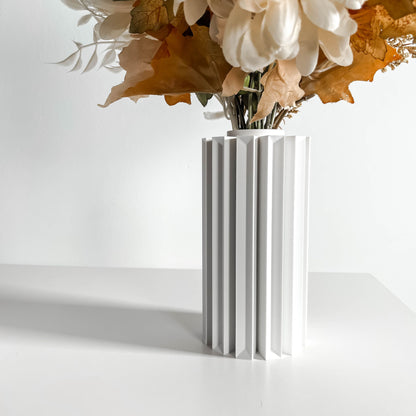 modern vase, contemporary minimalist decor, table centerpiece, sculptural flowerholder