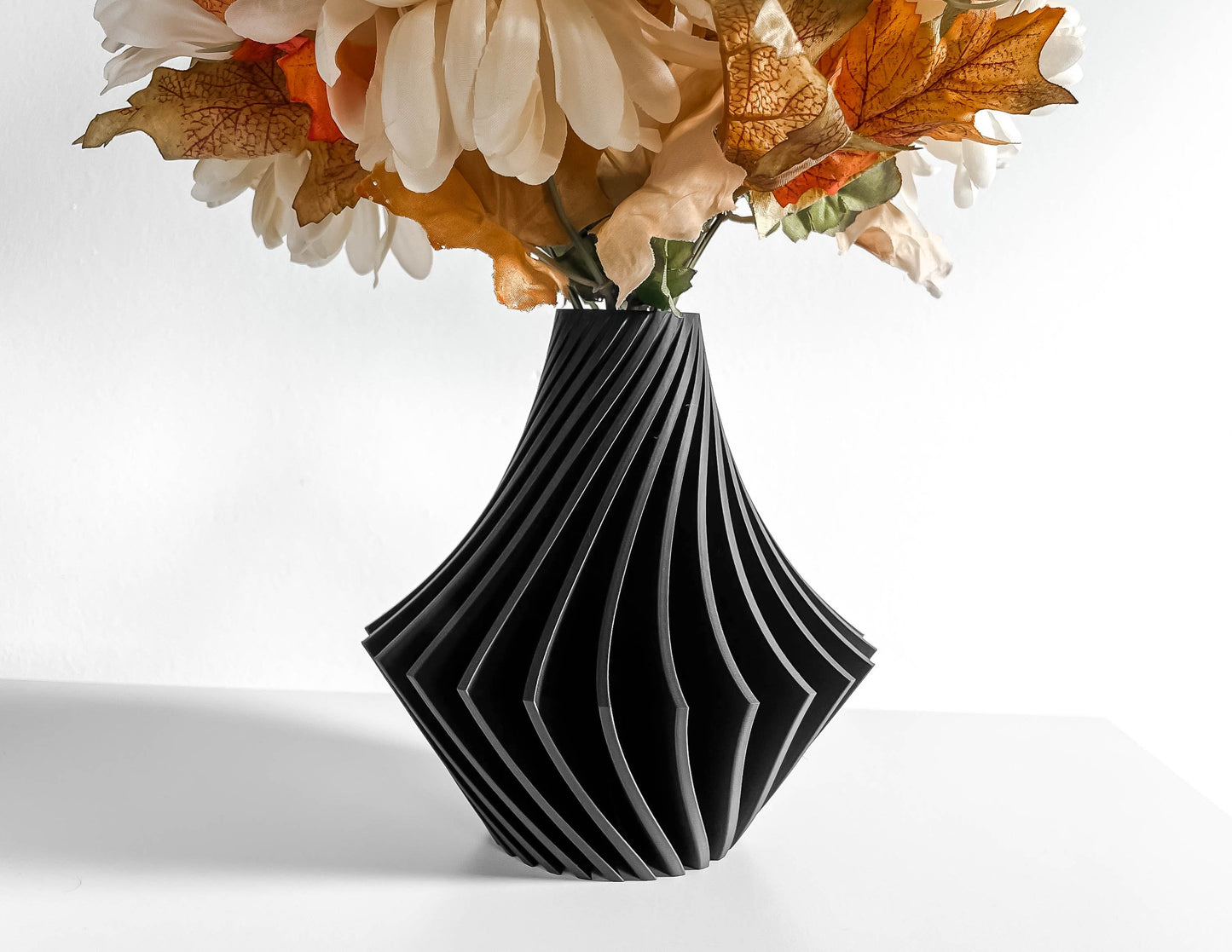 Unreal Swirl Lines Vase, Stylish Tabletop Vessel, Nordic Desk Flower Holder, Modern Decorative Statement
