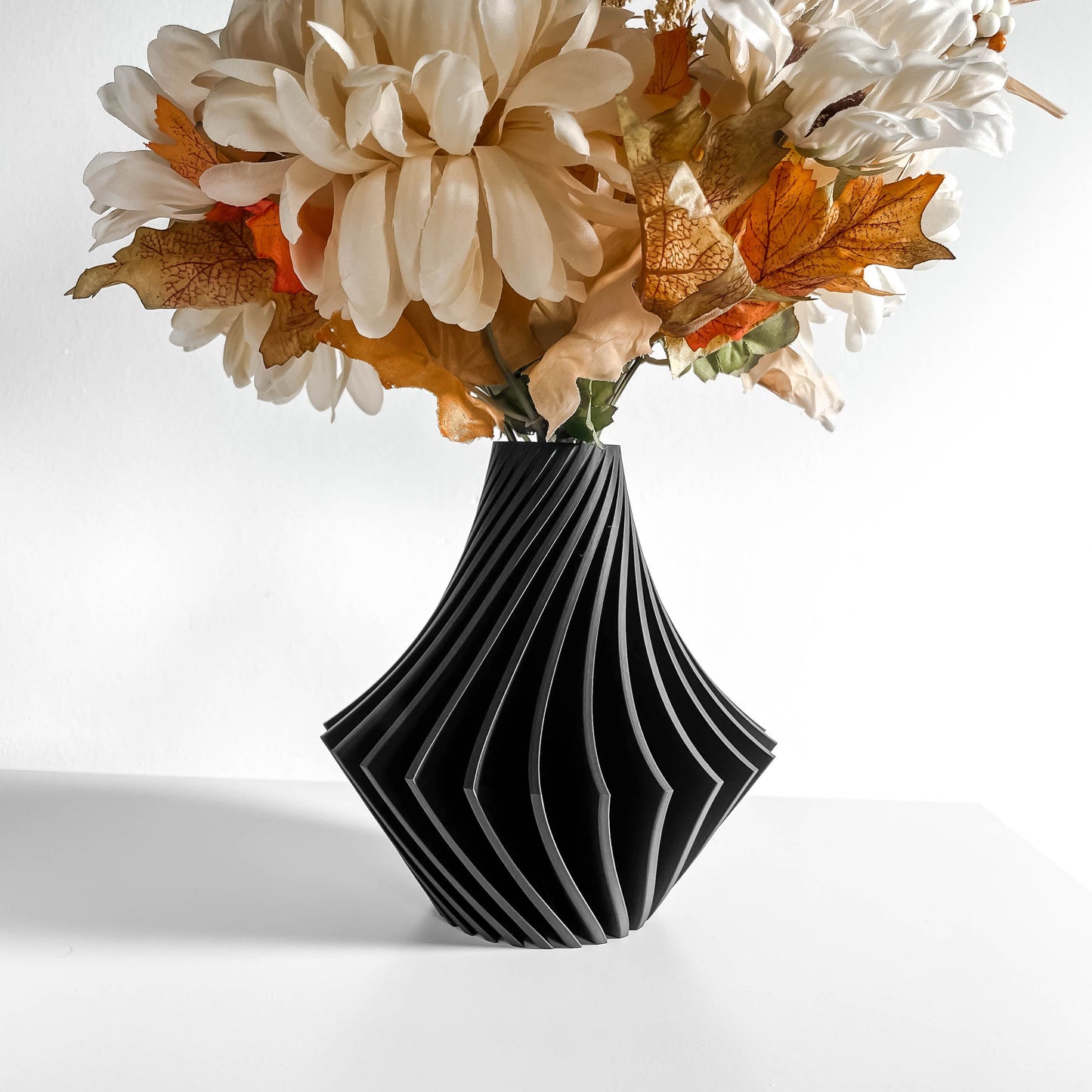 Unreal Swirl Lines Vase, Stylish Tabletop Vessel, Nordic Desk Flower Holder, Modern Decorative Statement